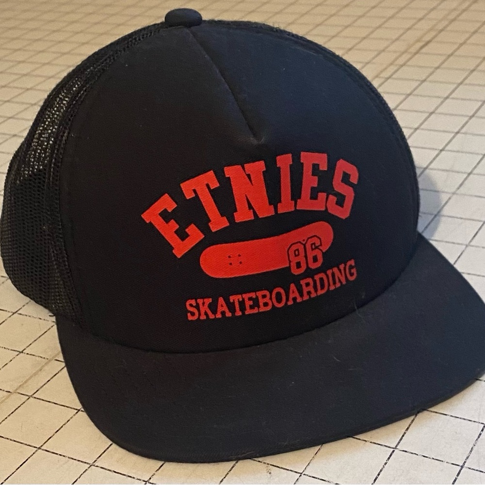 Etnies snap back hat